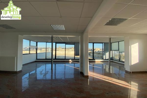 Bureaux de 322 m², dernier étage de cet immeuble PMR - Vente et location de locaux et bureaux en Normandie