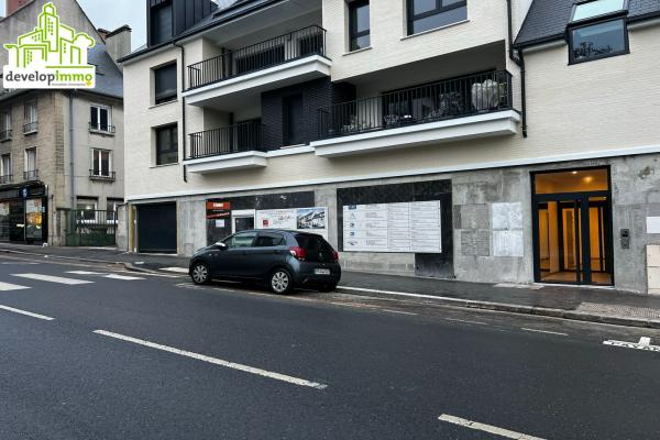 Local commercial brut de béton rue du Vaugueux - Vente et location de locaux et bureaux en Normandie