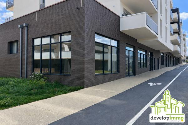 Opportunité Rare – Local Commercial de 73 m² avec Forte Visibilité - Vente et location de locaux et bureaux en Normandie