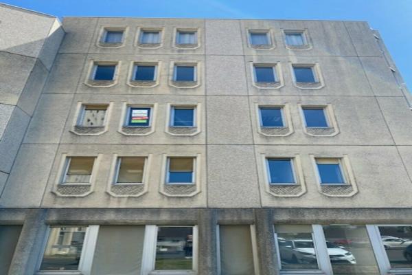 Péricentre 5 - bureaux rénovés pour une surface totale de 66m², avec stationnement. - Vente et location de locaux et bureaux en Normandie