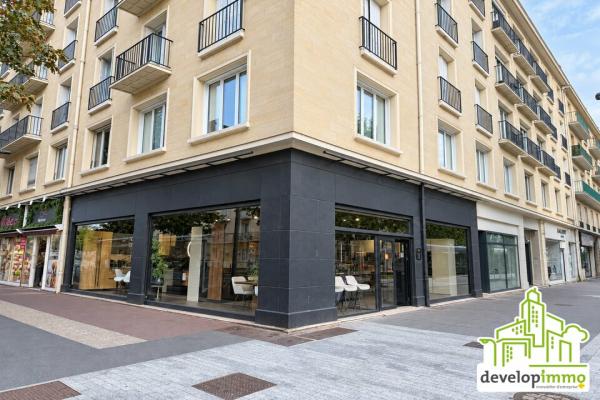 CAEN CENTRE VILLE - TRES BEL EMPLACEMENT AVEC GRANDE VISIBILITE - - Vente et location de locaux et bureaux en Normandie