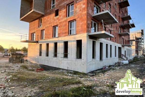 LOCAL COMMERCIAL BRUT DE BETON 94 m² - Vente et location de locaux et bureaux en Normandie