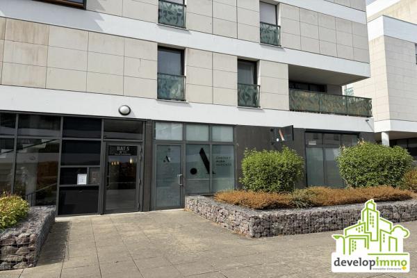 AU NORD DE CAEN - QUARTIER DYNAMIQUE PROCHE DE TOUS SERVICES ET AU PIED DU TRAM - Vente et location de locaux et bureaux en Normandie