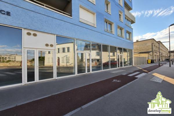 TRES BELLE SURFACE COMMERCIALE A LOUER SUR AXE TRES PASSANT - BELLES VITRINES