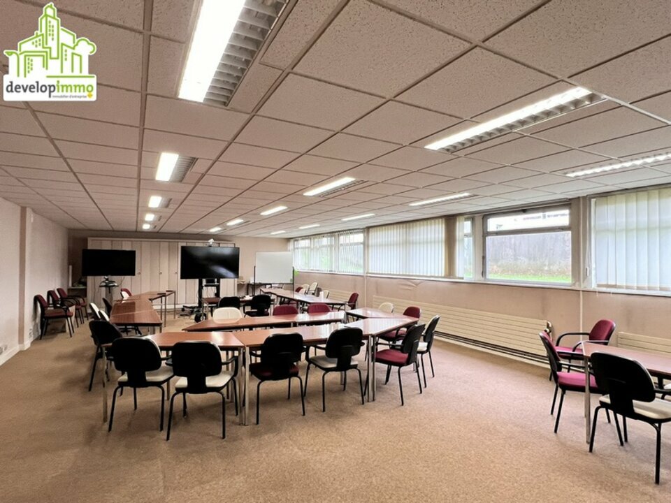 Immeuble de bureaux offrant un beau potentiel Immeuble de bureaux offrant un beau potentiel