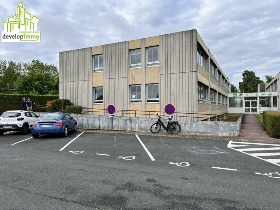 Immeuble de bureaux offrant un beau potentiel Immeuble de bureaux offrant un beau potentiel