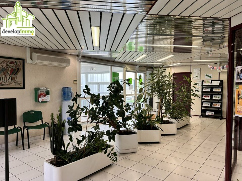 Immeuble de bureaux offrant un beau potentiel Immeuble de bureaux offrant un beau potentiel