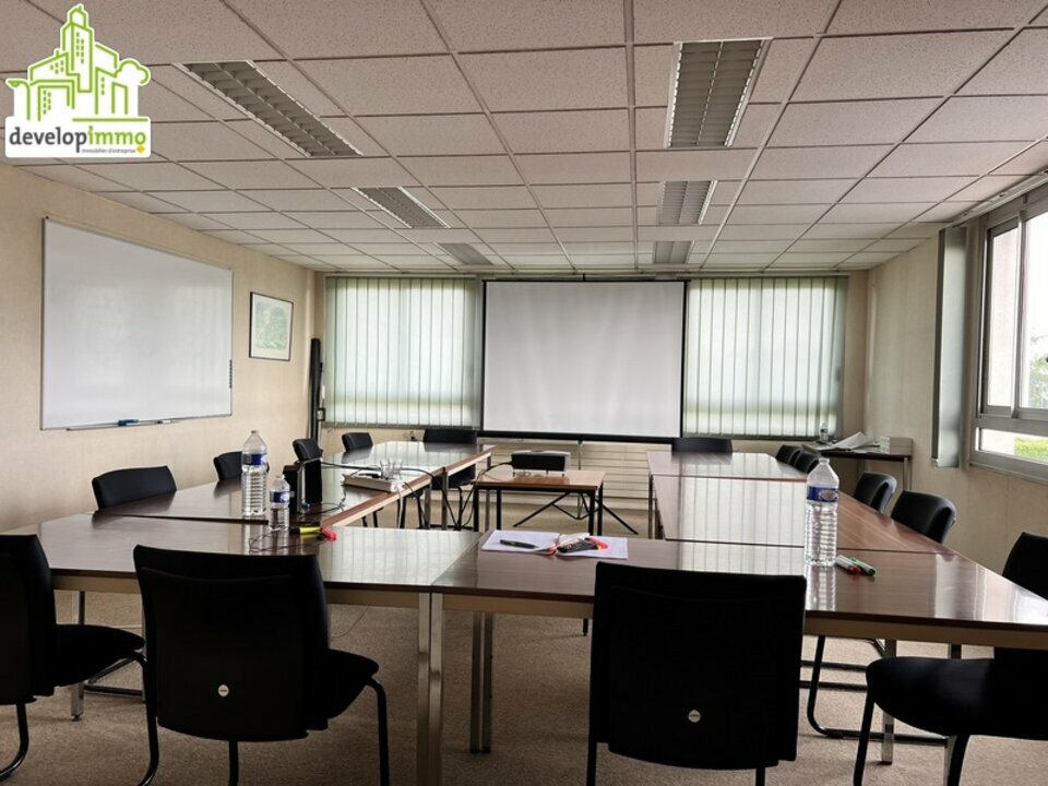Immeuble de bureaux offrant un beau potentiel Immeuble de bureaux offrant un beau potentiel
