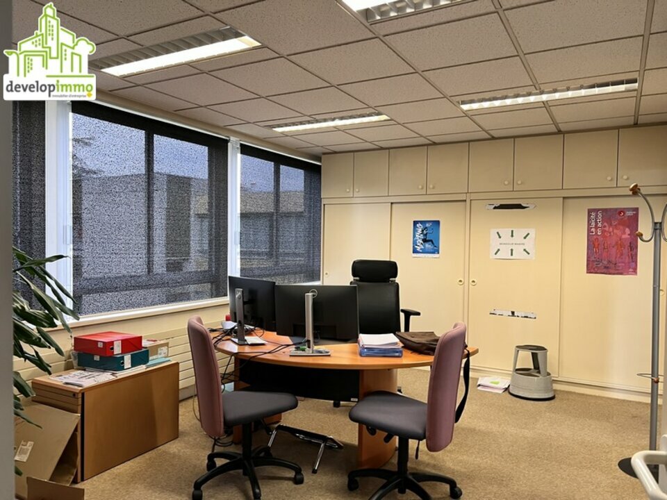 Immeuble de bureaux offrant un beau potentiel Immeuble de bureaux offrant un beau potentiel