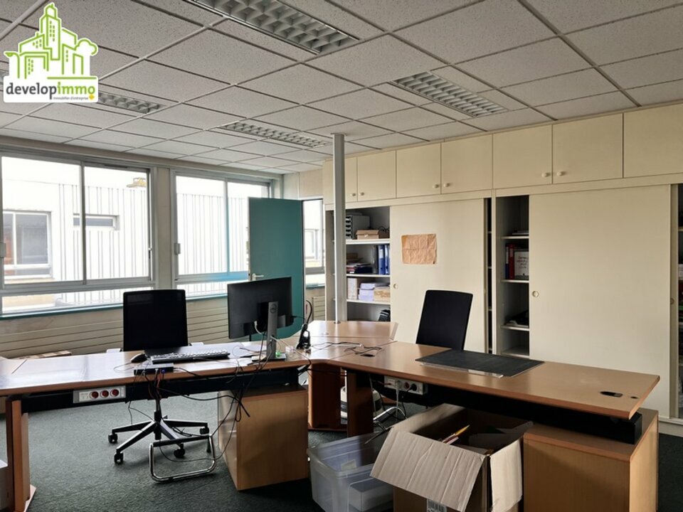 Immeuble de bureaux offrant un beau potentiel Immeuble de bureaux offrant un beau potentiel