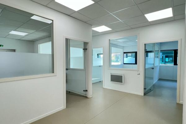 Très belles prestations pour ce plateau aménagé en RDC - Vente et location de locaux et bureaux en Normandie