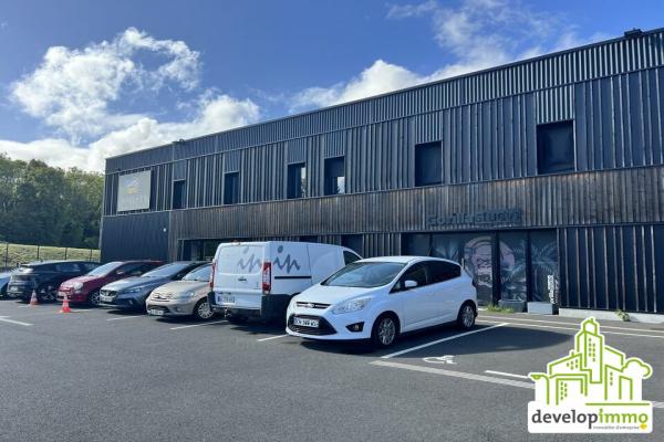 LOCAUX D'ACTIVITE avec Bureaux très belles prestations - Vente et location de locaux et bureaux en Normandie