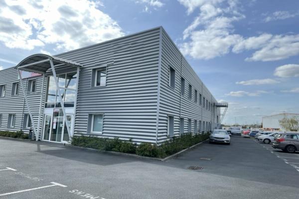 surface de Bureaux/ activité d'environ 542 m² à louer Cormelles le royal - Vente et location de locaux et bureaux en Normandie