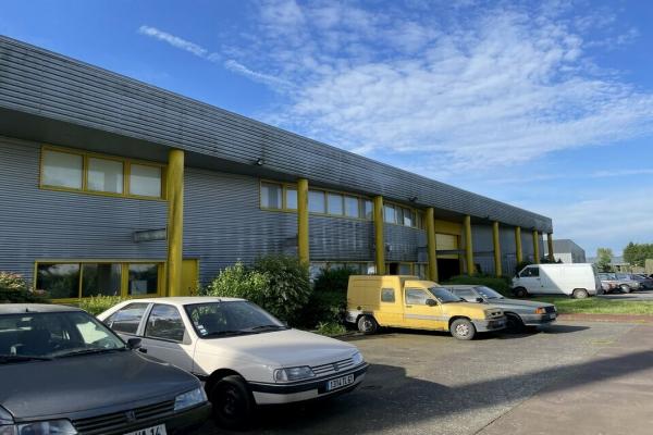 Lisieux Immeuble indépendant sur terrain clos. - Vente et location de locaux et bureaux en Normandie