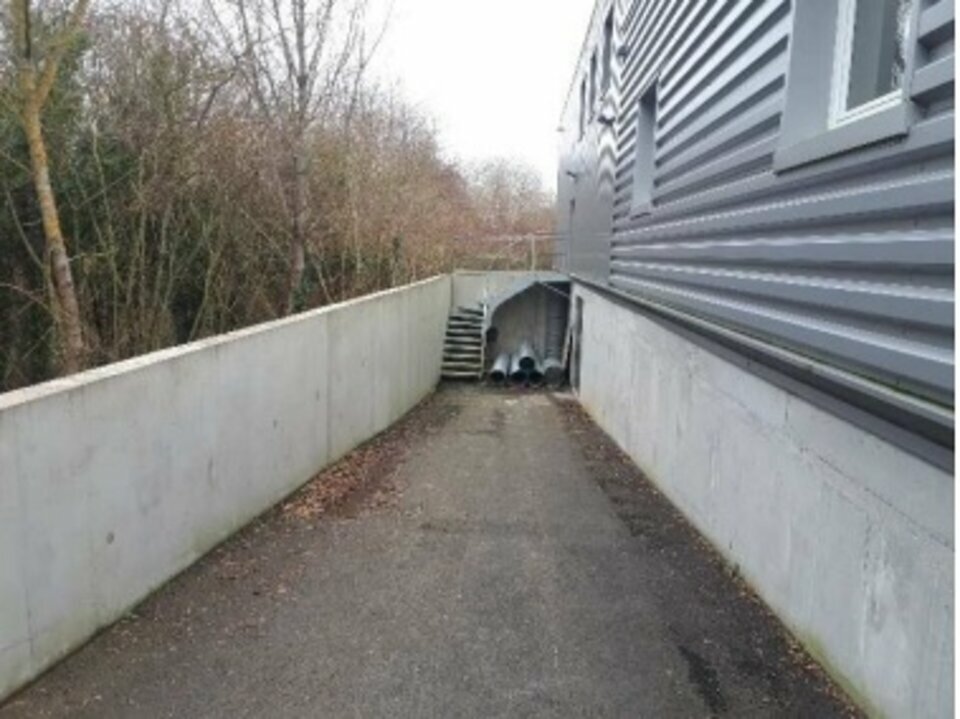 Immeuble indépendant d'environ 1 321 m² sur un terrain de 2 200 m² Immeuble indépendant d'environ 1 321 m² sur un terrain de 2 200 m²