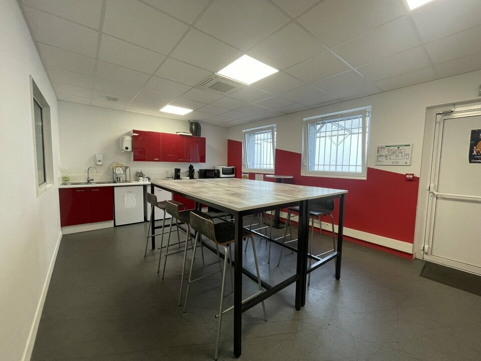 Immeuble indépendant d'environ 1 321 m² sur un terrain de 2 200 m² Immeuble indépendant d'environ 1 321 m² sur un terrain de 2 200 m²