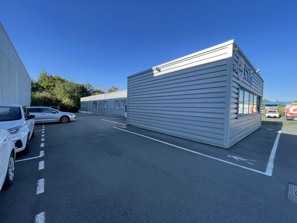 Immeuble indépendant d'environ 1 321 m² sur un terrain de 2 200 m² Immeuble indépendant d'environ 1 321 m² sur un terrain de 2 200 m²