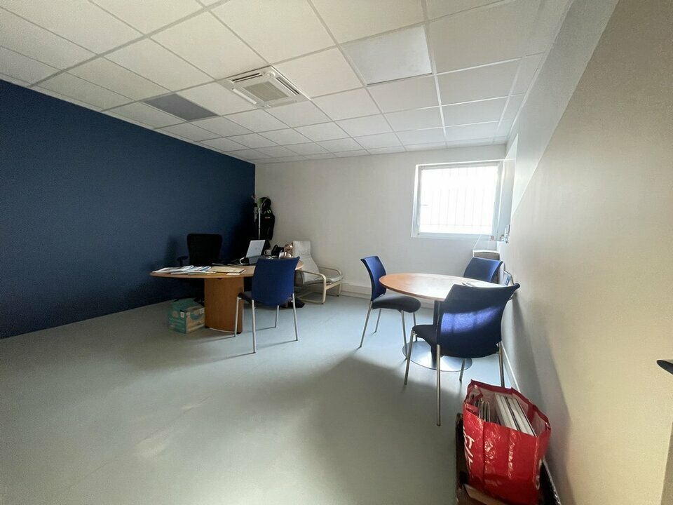 Immeuble indépendant d'environ 1 321 m² sur un terrain de 2 200 m² Immeuble indépendant d'environ 1 321 m² sur un terrain de 2 200 m²