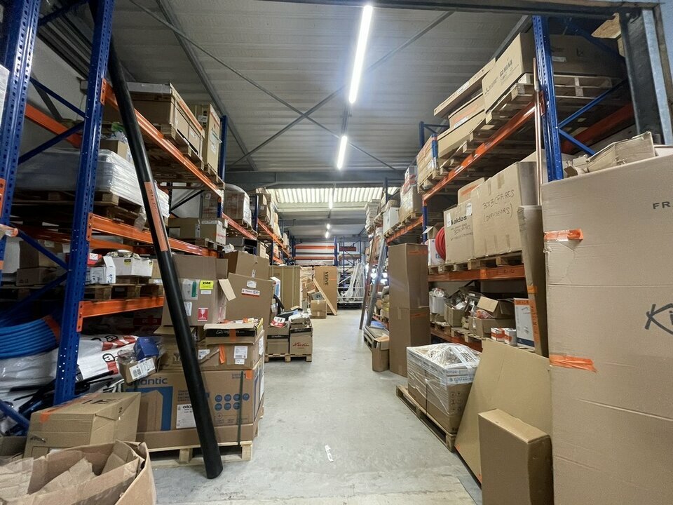 Immeuble indépendant d'environ 1 321 m² sur un terrain de 2 200 m² Immeuble indépendant d'environ 1 321 m² sur un terrain de 2 200 m²