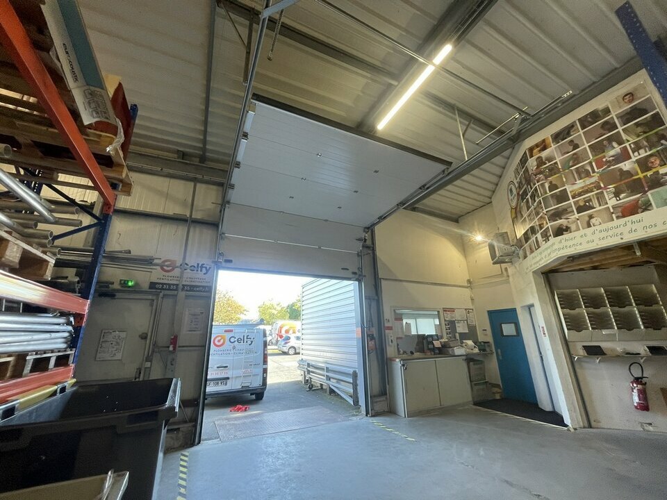 Immeuble indépendant d'environ 1 321 m² sur un terrain de 2 200 m² Immeuble indépendant d'environ 1 321 m² sur un terrain de 2 200 m²