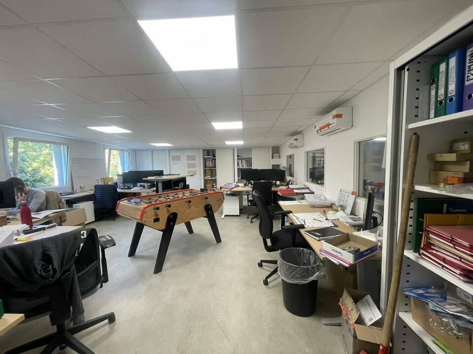 Immeuble indépendant d'environ 1 321 m² sur un terrain de 2 200 m² Immeuble indépendant d'environ 1 321 m² sur un terrain de 2 200 m²