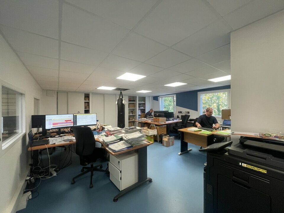 Immeuble indépendant d'environ 1 321 m² sur un terrain de 2 200 m² Immeuble indépendant d'environ 1 321 m² sur un terrain de 2 200 m²