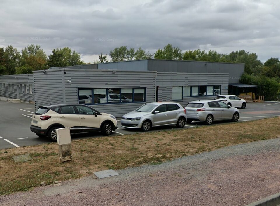 Immeuble indépendant d'environ 1 321 m² sur un terrain de 2 200 m² Immeuble indépendant d'environ 1 321 m² sur un terrain de 2 200 m²