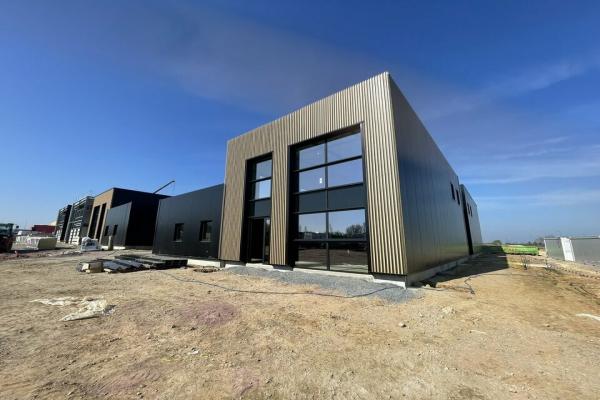 NEUF A louer 515 m² d'activité / bureaux Colombelles. - Vente et location de locaux et bureaux en Normandie