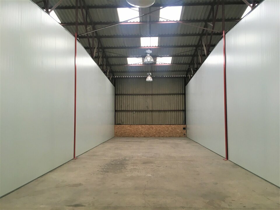 LOCAL DE STOCKAGE 120m² LOCAL DE STOCKAGE 120m²