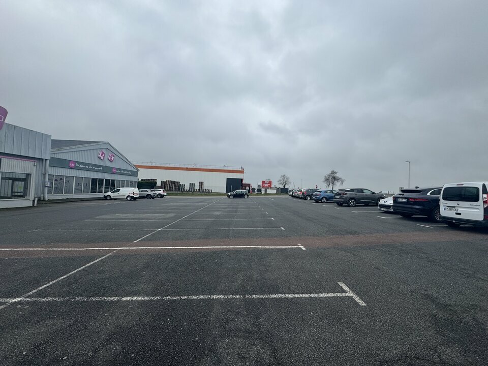 Local commercial avec parking et visibilité sur la 4 voies de Bayeux Local commercial avec parking et visibilité sur la 4 voies de Bayeux
